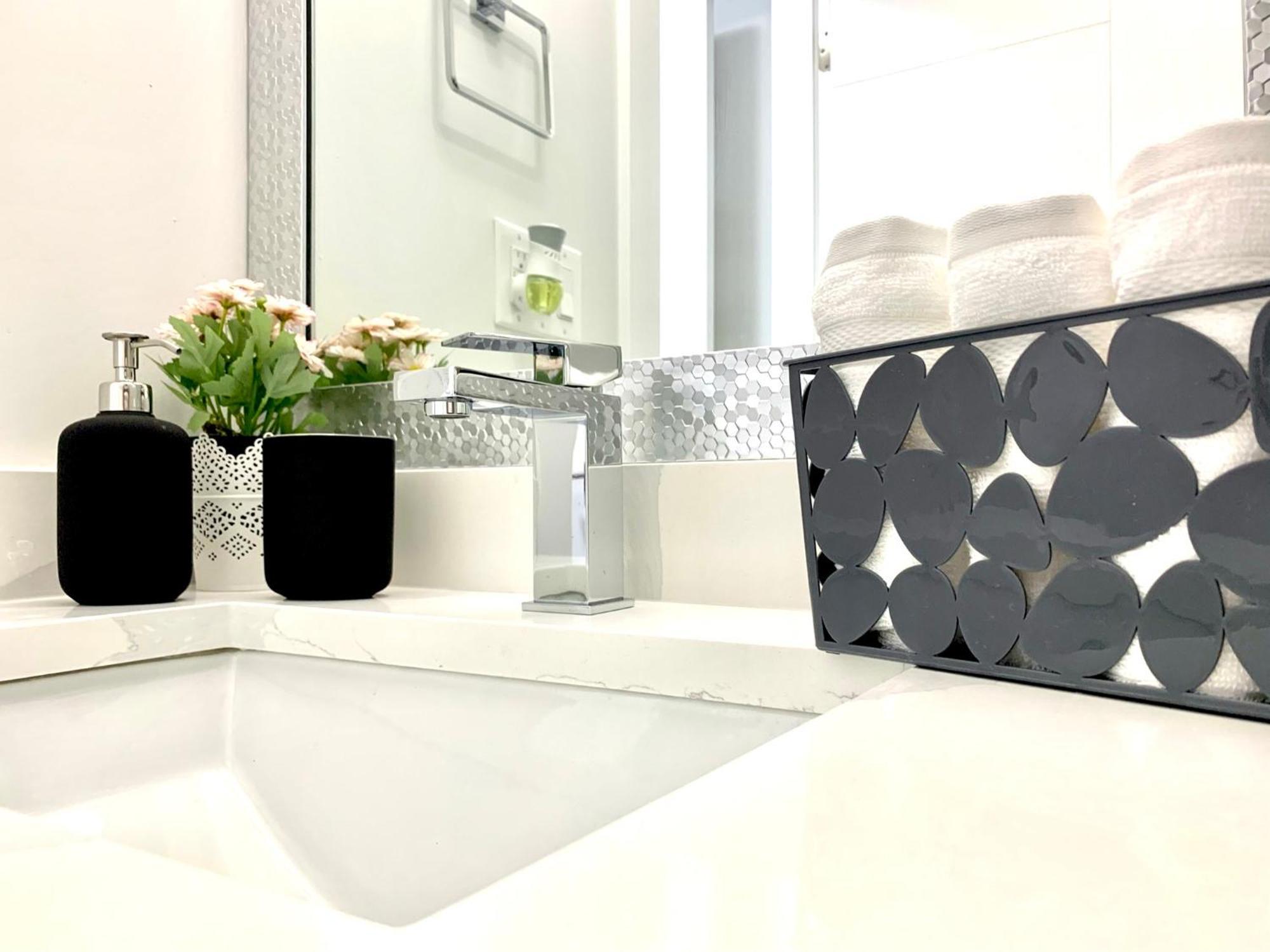 Luxurious & Stylish Two Bedroom Suite, Full Kitchen, Close To Vancouver Delta Extérieur photo